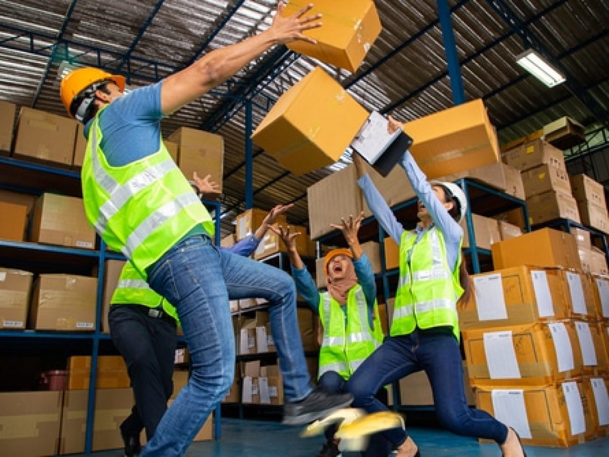 Warehouse Workers Do These Things to Reduce Injuries